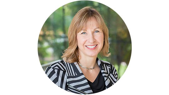 Esri의 최고 의료 책임자이자 건강 솔루션 책임자인 Dr. Este Geraghty의 초상