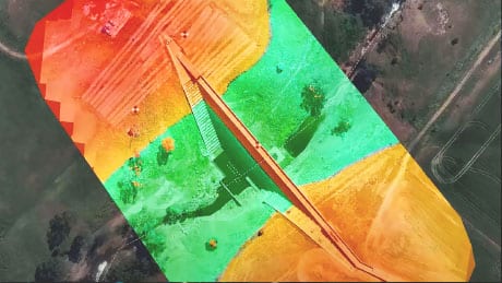 드론 데이터를 분석하여 고도 측정값을 표시하는 방법을 보여주는 댐의 디지털 맵