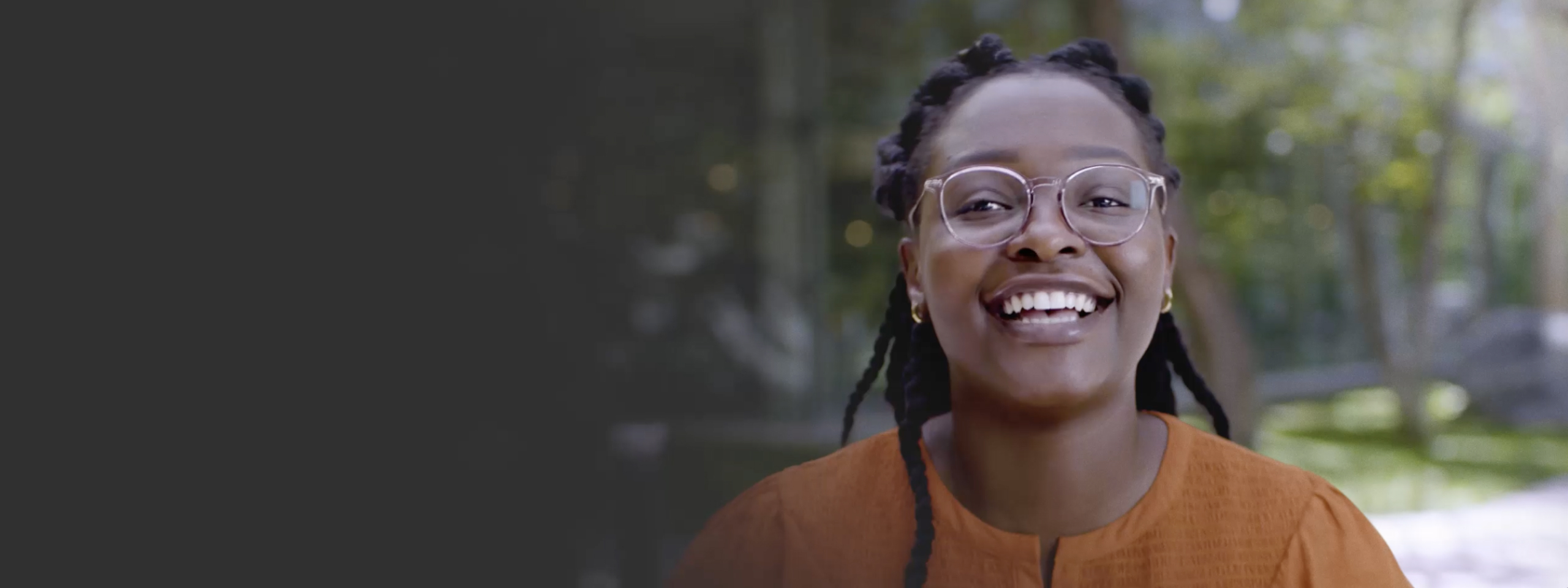 웃고 있는 Esri 직원과 알록달록한 애니메이션 맵의 비디오 몽타주