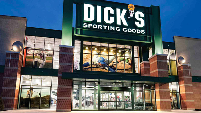 DICK’s Sporting Goods라고 적혀 있는 표지판이 있는 대형 매장