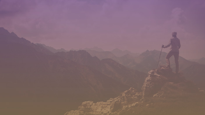 산 정상에 서서 다른 산맥을 바라보는 등산객 